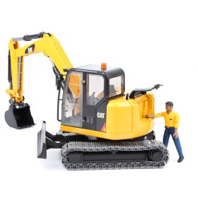 BRUDER 02466 KOPARKA NA GĄSIENICACH CAT Z FIGURKĄ