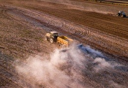 Wapnowanie a nawożenie azotem, fosforem i NPK – jak zachować bezpieczne odstępy?